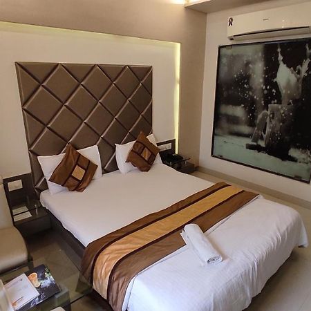 Hotel Flair Inn Ахмедабад Экстерьер фото