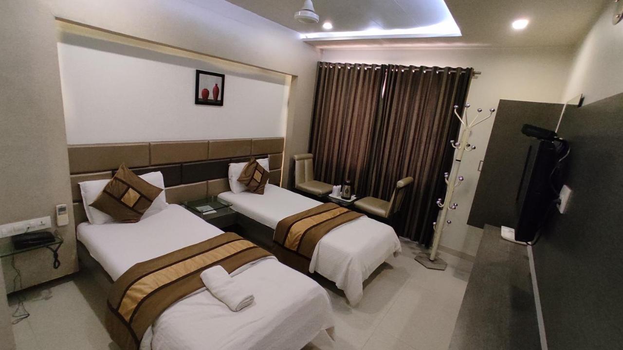 Hotel Flair Inn Ахмедабад Экстерьер фото
