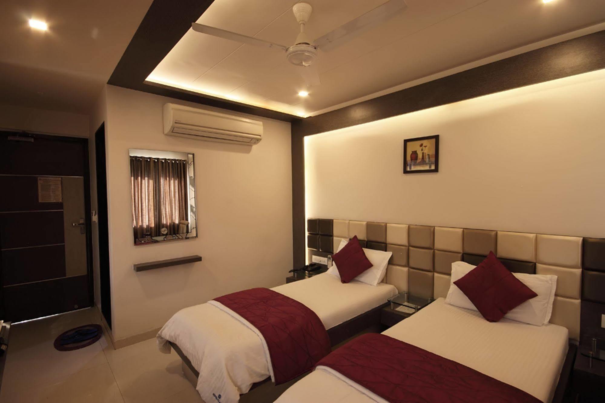 Hotel Flair Inn Ахмедабад Экстерьер фото