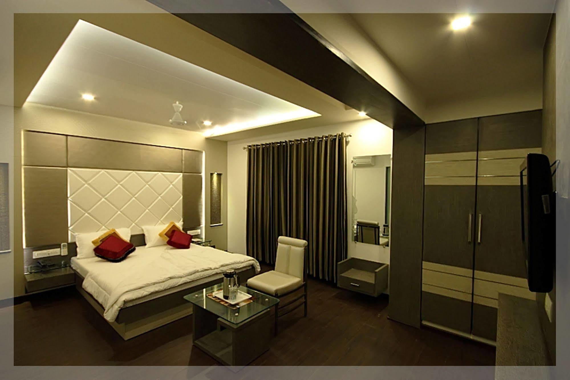 Hotel Flair Inn Ахмедабад Экстерьер фото