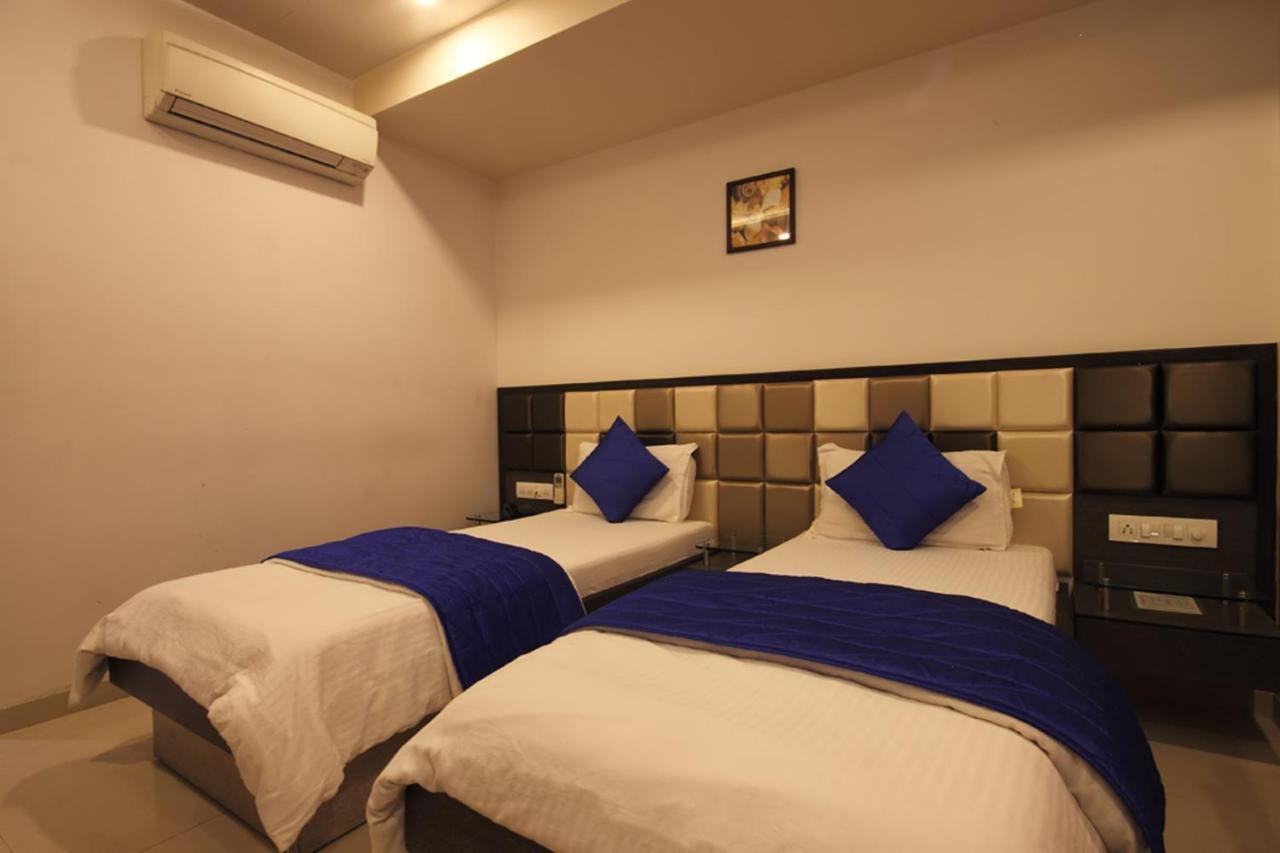 Hotel Flair Inn Ахмедабад Экстерьер фото
