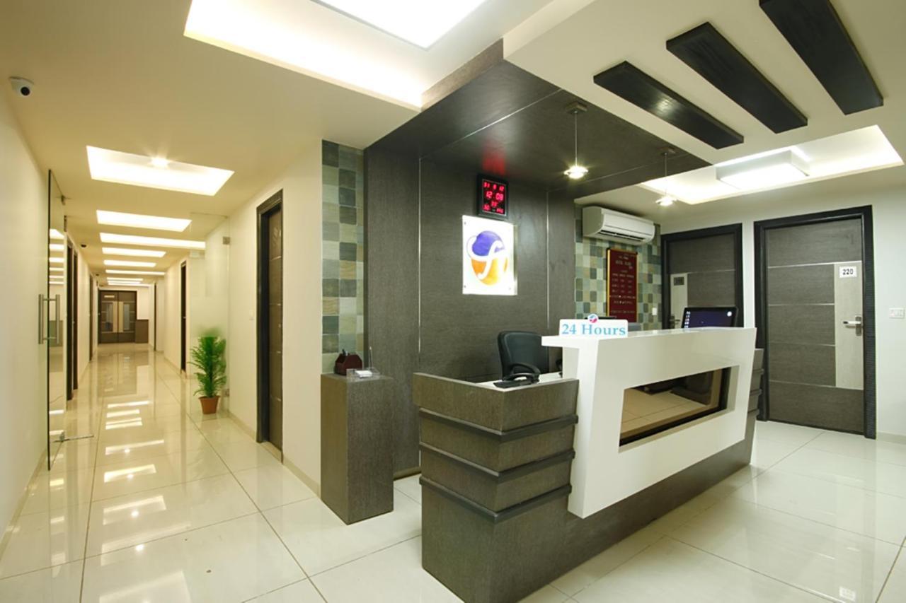 Hotel Flair Inn Ахмедабад Экстерьер фото